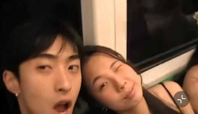 伊能静儿子晒毕业旅行同行的全是女生搂着女同学拍照无惧争议(图6)