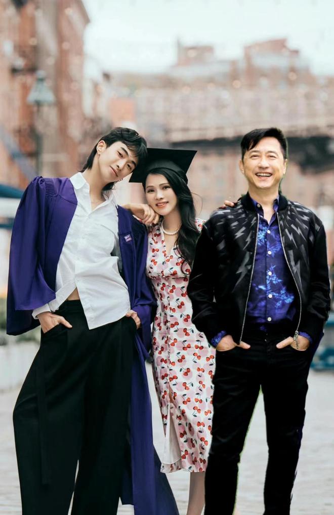 伊能静儿子晒毕业旅行同行的全是女生搂着女同学拍照无惧争议(图10)