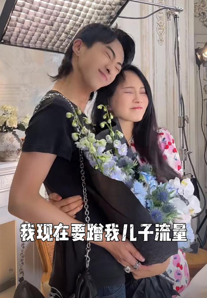 伊能静儿子晒毕业旅行同行的全是女生搂着女同学拍照无惧争议(图11)