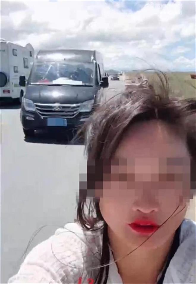 徒步旅行主播路边直播被车撞给直播行业提了个醒(图1)