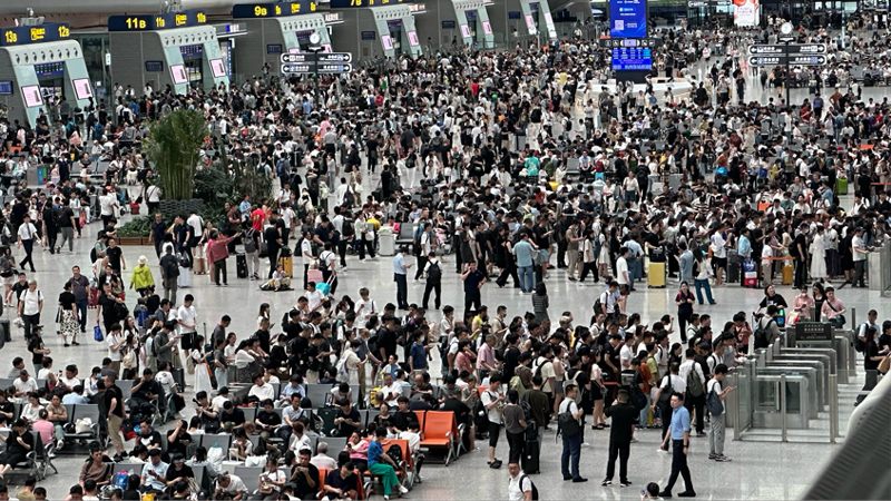 杭州：暑运迎高峰温馨服务助力旅客出行(图2)