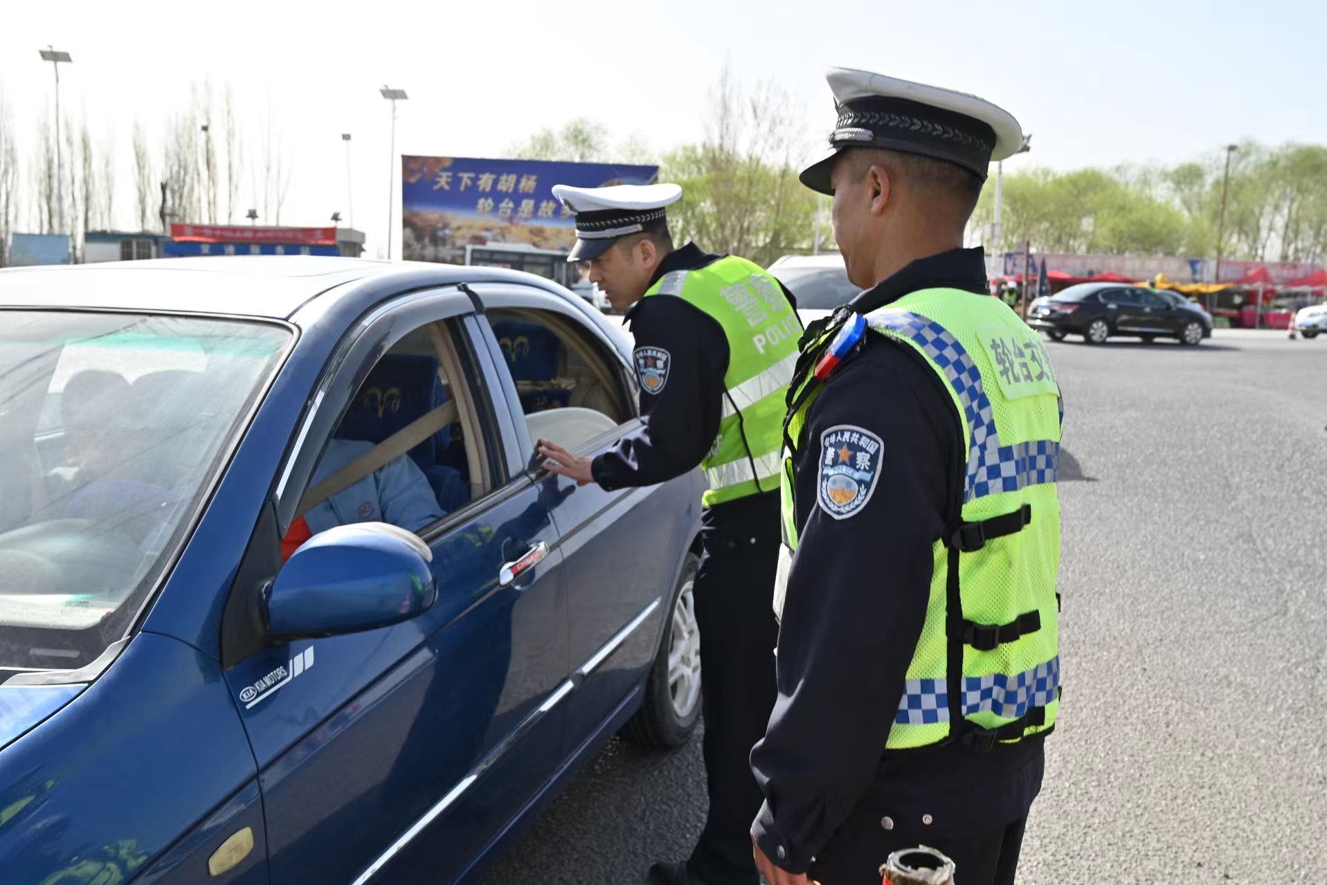 轮台：用心用情用力为游客提供满意服务(图2)