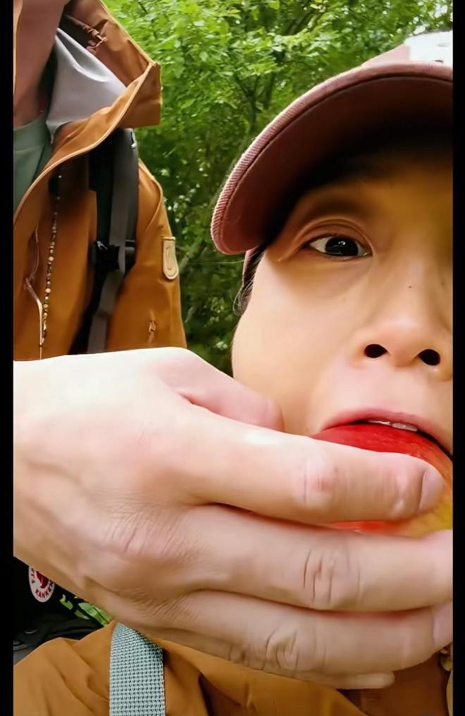 朱丹晒丹麦旅行vlog和周一围牵手徒步旅行抢吃一个苹果好甜蜜(图1)