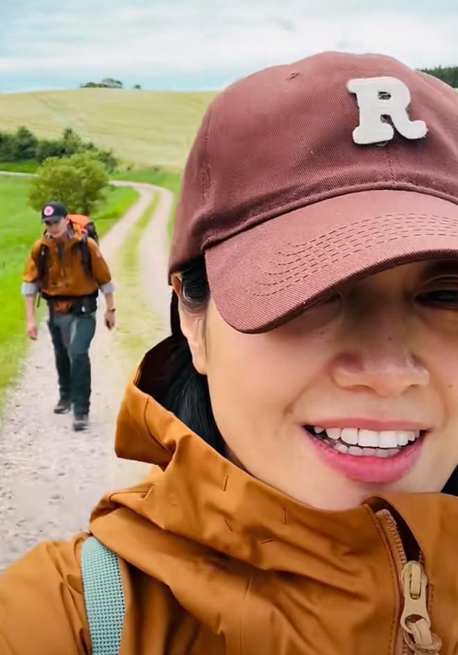 朱丹晒丹麦旅行vlog和周一围牵手徒步旅行抢吃一个苹果好甜蜜(图2)