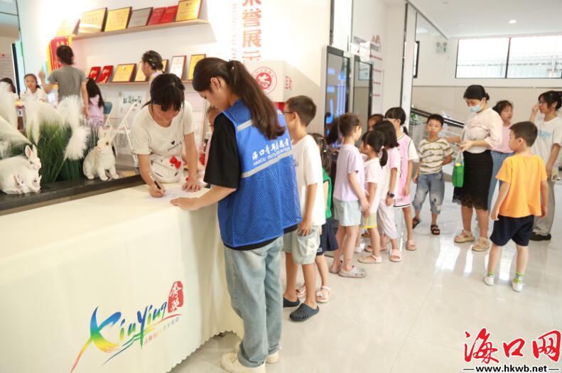 海口秀英区：大学生志愿服务点亮孩子”七彩暑期“(图1)