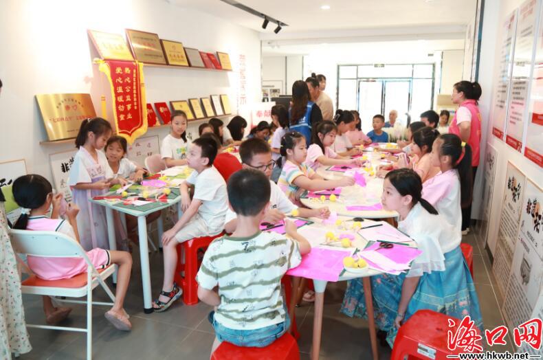 海口秀英区：大学生志愿服务点亮孩子”七彩暑期“(图3)