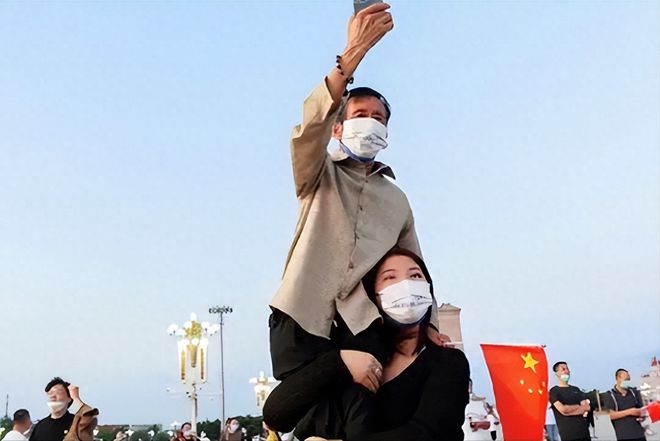 50岁老人捡破烂养大弃婴如今女儿身价千万卖公司陪父环球旅行(图1)