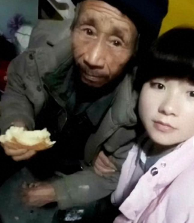 50岁老人捡破烂养大弃婴如今女儿身价千万卖公司陪父环球旅行(图9)