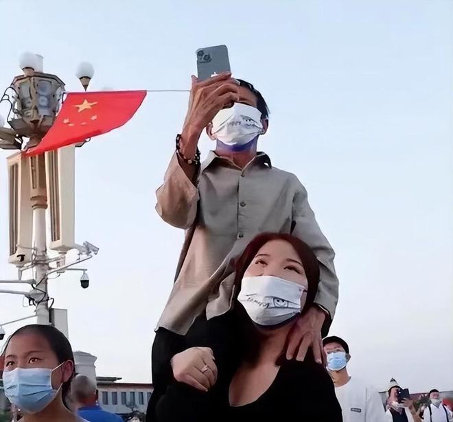 50岁老人捡破烂养大弃婴如今女儿身价千万卖公司陪父环球旅行(图18)