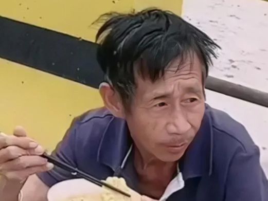 50岁老人捡破烂养大弃婴如今女儿身价千万卖公司陪父环球旅行(图13)