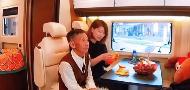 50岁老人捡破烂养大弃婴如今女儿身价千万卖公司陪父环球旅行(图20)