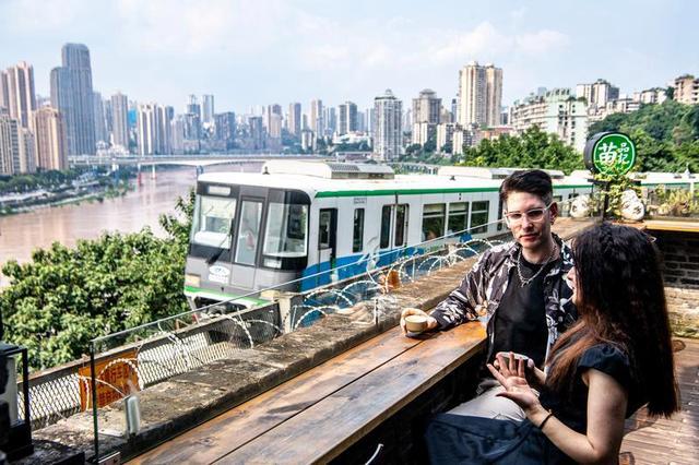 熊猫体育平台：多地正推出外国游客旅行手册便利化服务促入境游复苏(图1)