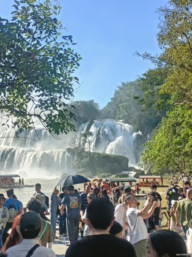 国庆假期广西最拥堵的景区德天跨国瀑布景区堵了近十公里(图1)
