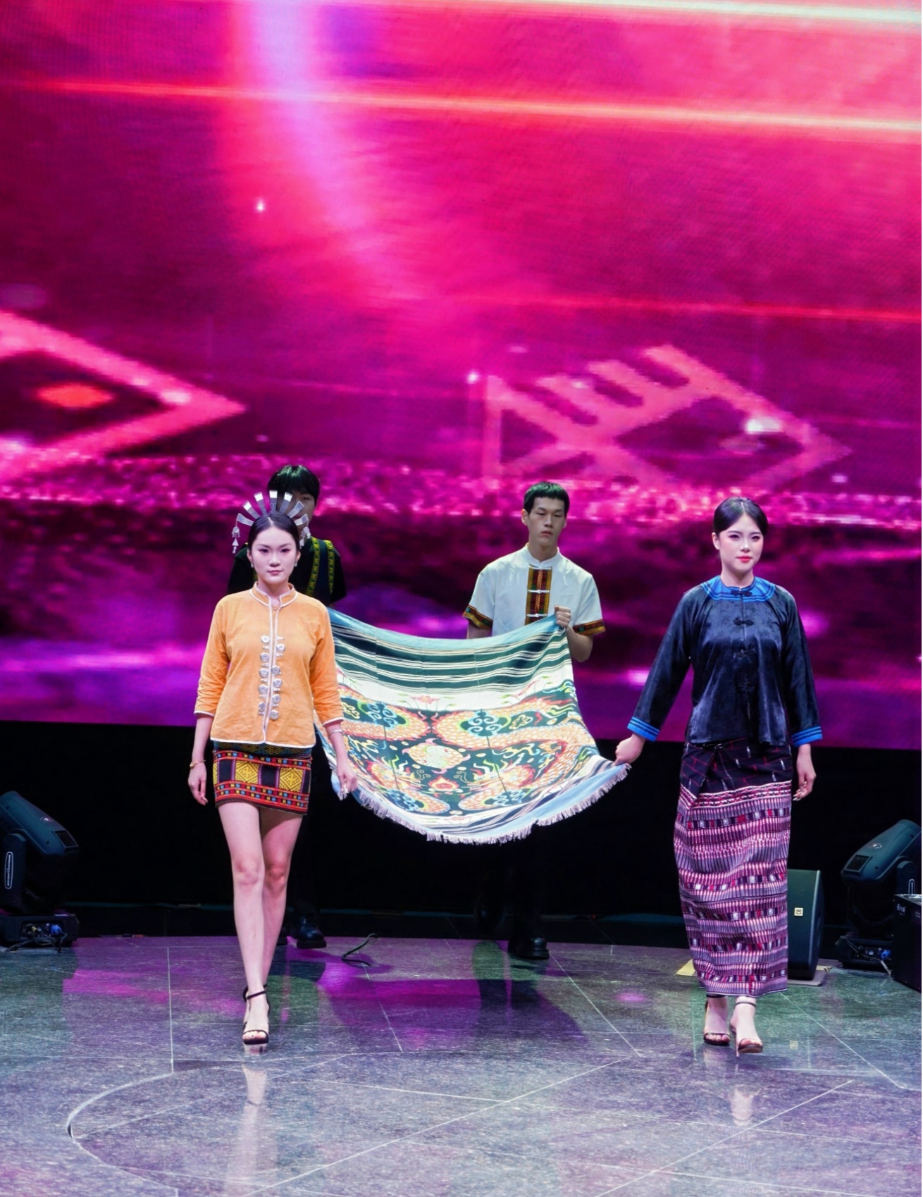 “五指山之夜”旅游美食推介会在海口举办(图2)