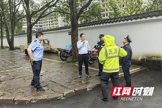 武陵源区锣鼓塔街道全力做好国庆假期旅游接待服务工作(图2)