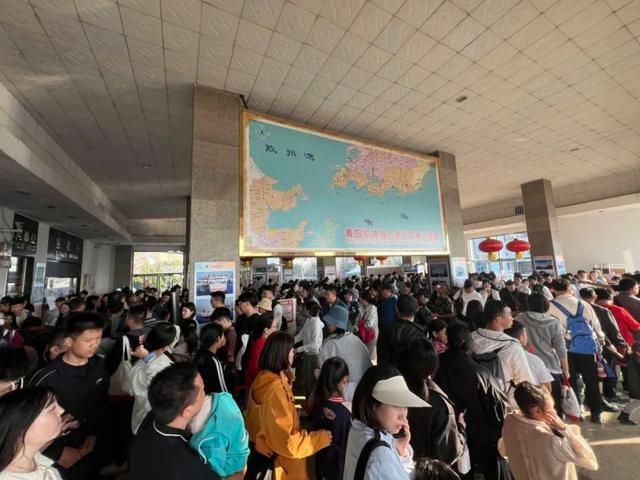 单日游客接待量破万人次!国庆假期青岛轮渡(图1)