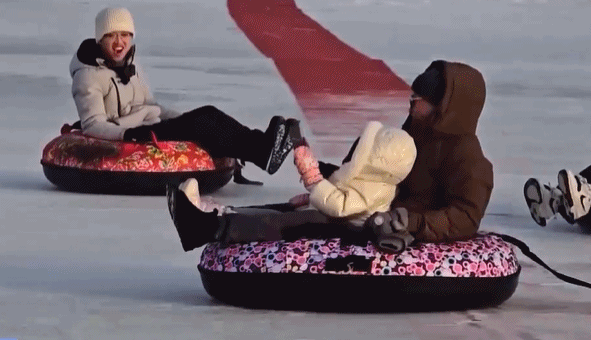 周末在冰场雪场玩什么？看“瞎出溜”弯道超车(图2)