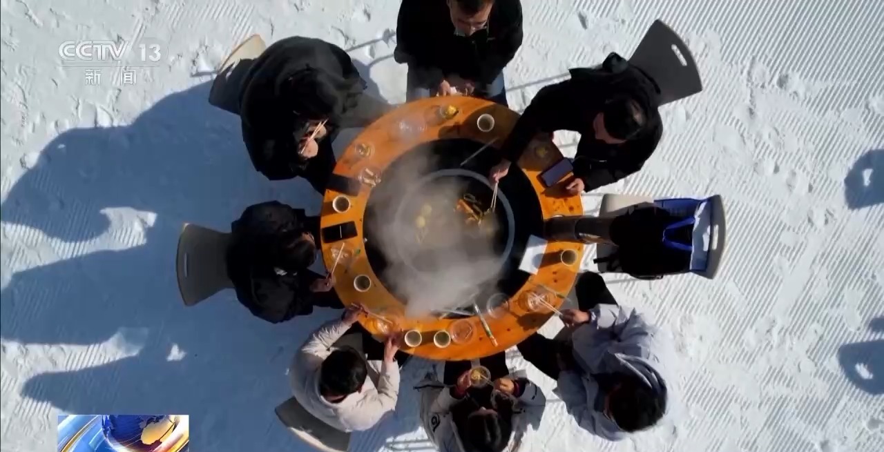 周末在冰场雪场玩什么？看“瞎出溜”弯道超车(图9)