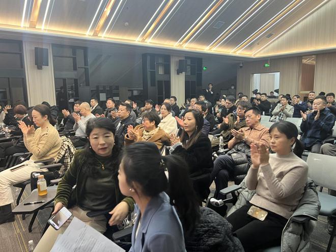 西安旅游协会第六届一次理事会在西安市民游客服务中心顺利召开。(图3)