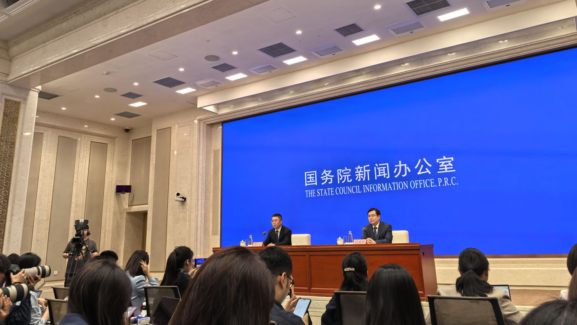 4月份政策效应继续显现消费市场稳定增长(图1)