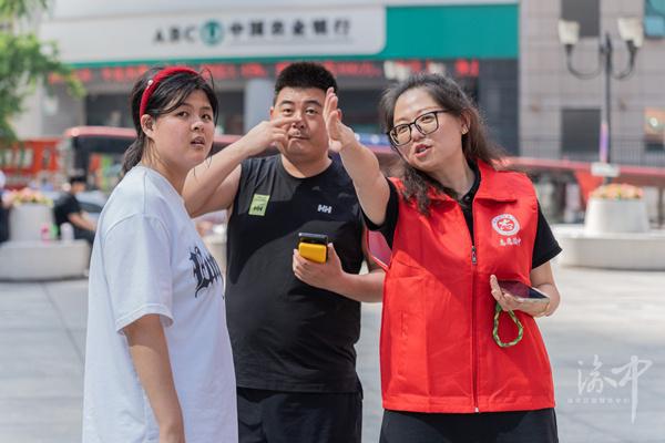 解放碑游客服务站点“五一”上线志愿者们“各显神通”(图2)