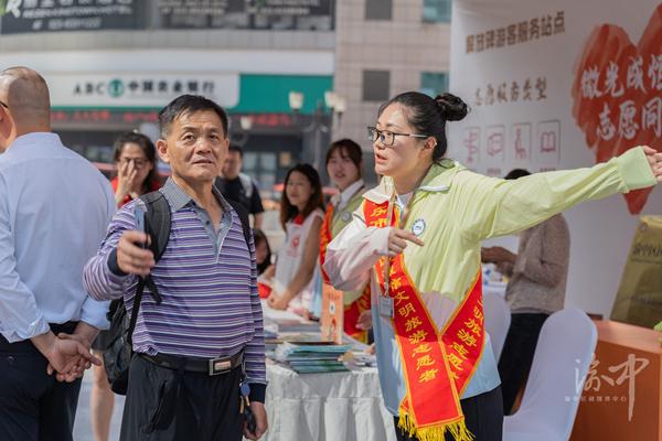 解放碑游客服务站点“五一”上线志愿者们“各显神通”(图3)