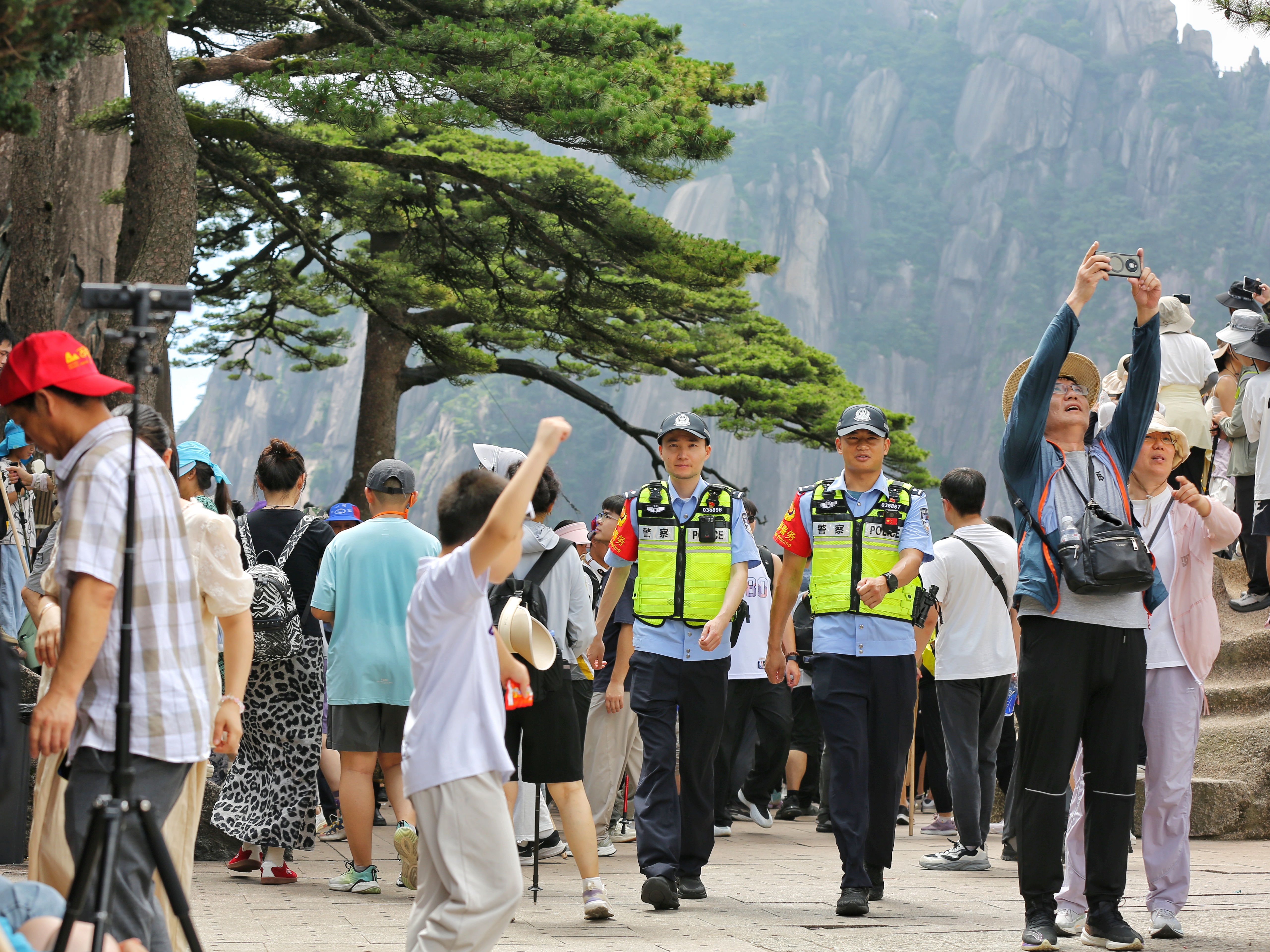 黄山风景区公安局：“警务+服务”用“温度”守护旅游“热度”(图1)