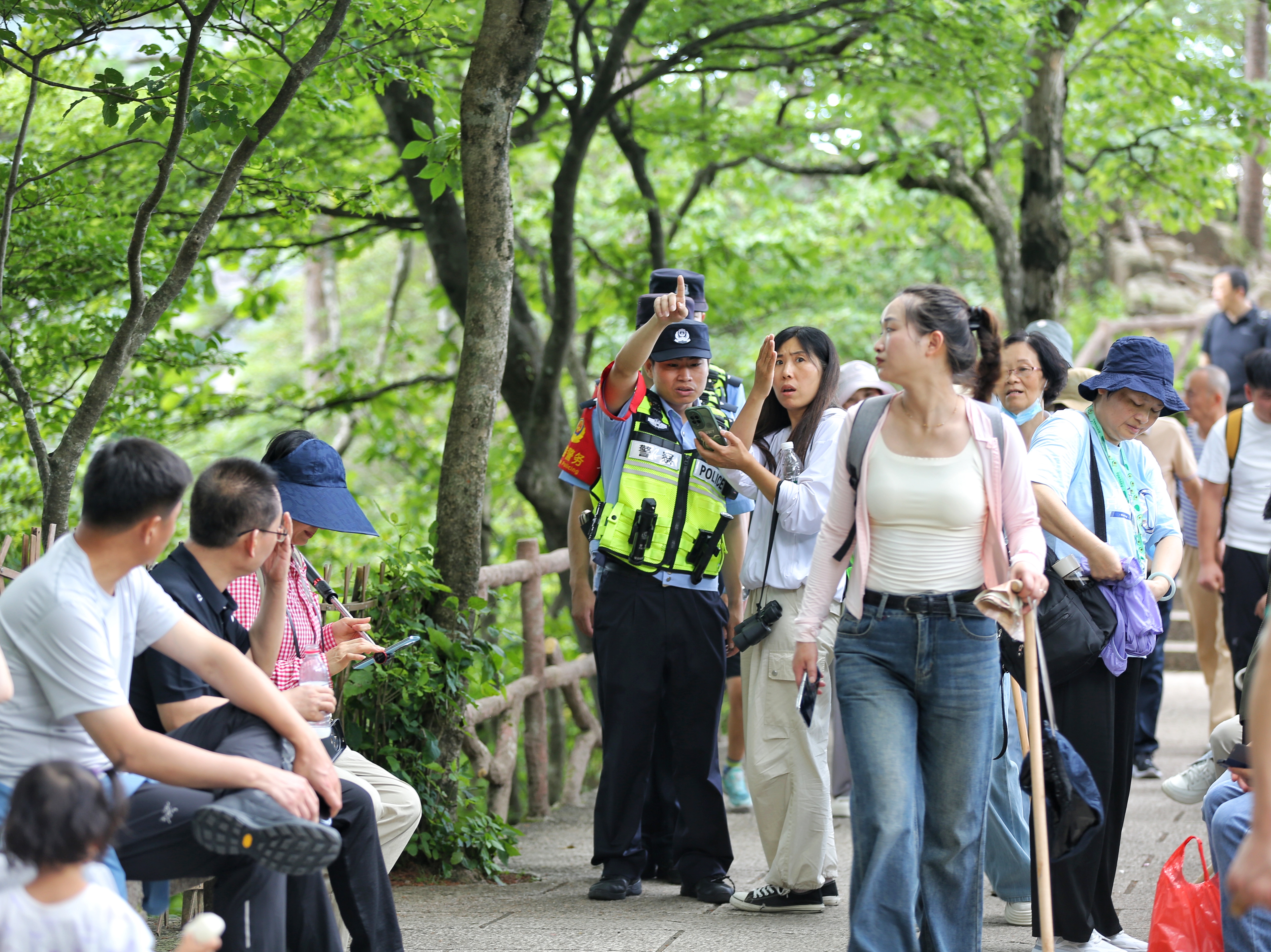 黄山风景区公安局：“警务+服务”用“温度”守护旅游“热度”(图2)