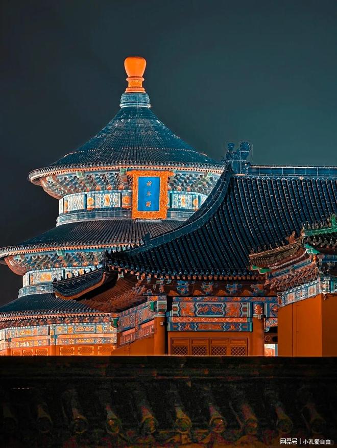 她们在旅行中卖淫！n真的是经济环境一般的时候各种捞偏门的法子都开始涌现。最近旅行途中卖淫竟然死灰复燃了。n网上出现了各种声称一对一专门提供高端的旅游陪伴服务但背后却是藏着不可告人的秘密。收费从数千元到一万元不等更绝的是她们竟然还写着介绍可以飞全国各地。现在被记者曝光出了记者调查只要在网上搜索“伴游”两个字就能看到网站写着“伴游天下”、中国“、友”等。网站里面的介绍充满荷尔蒙气息。扑面而来大量的女孩(图1)