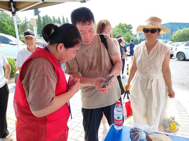 熊猫体育平台：暖心服务护航文明旅游“热心长岛”志愿服务岗为游客出行添便利(图1)