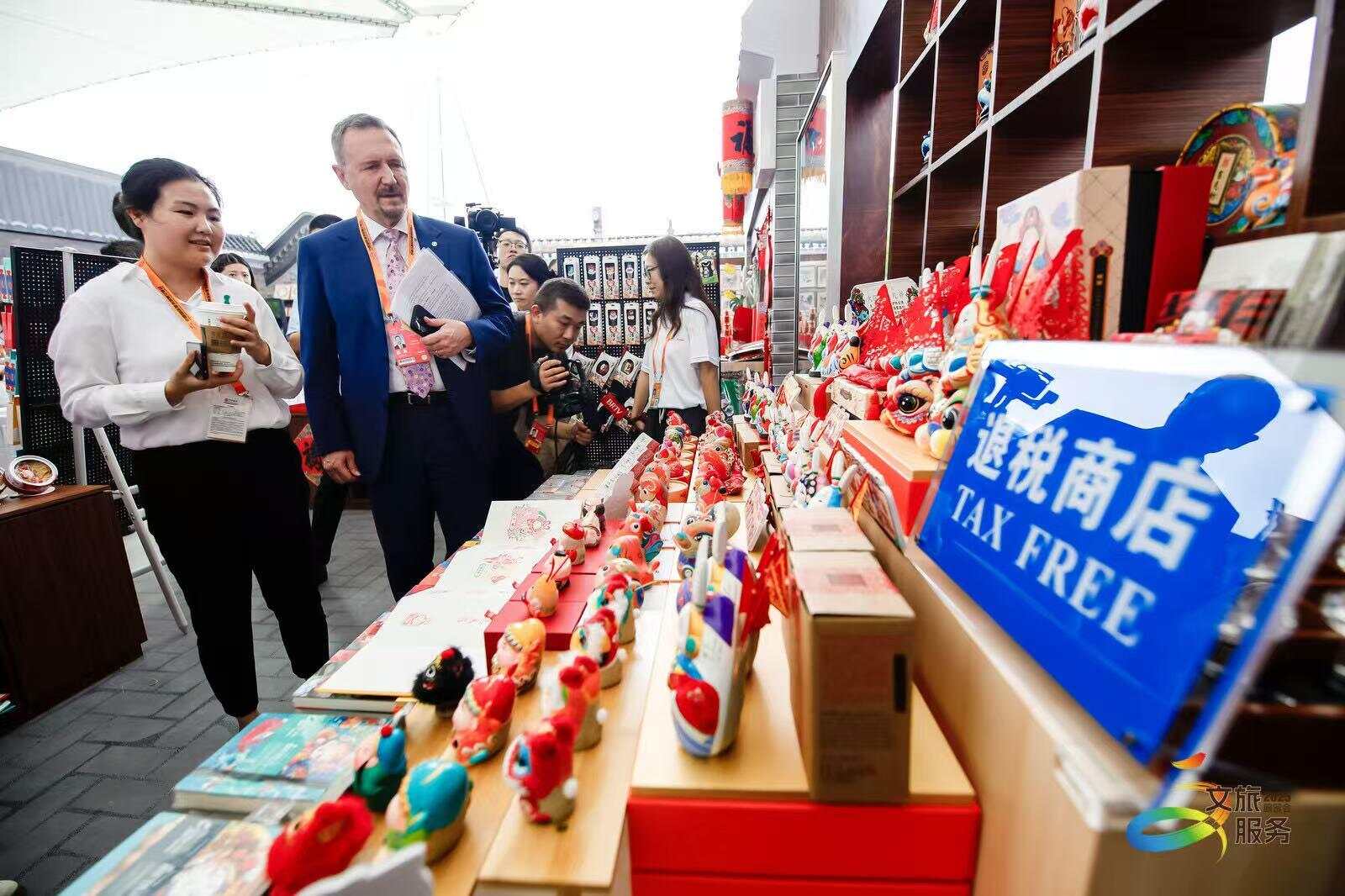熊猫体育网站：一站式入境游服务走进服贸会扫码支付实时退税超便捷(图2)