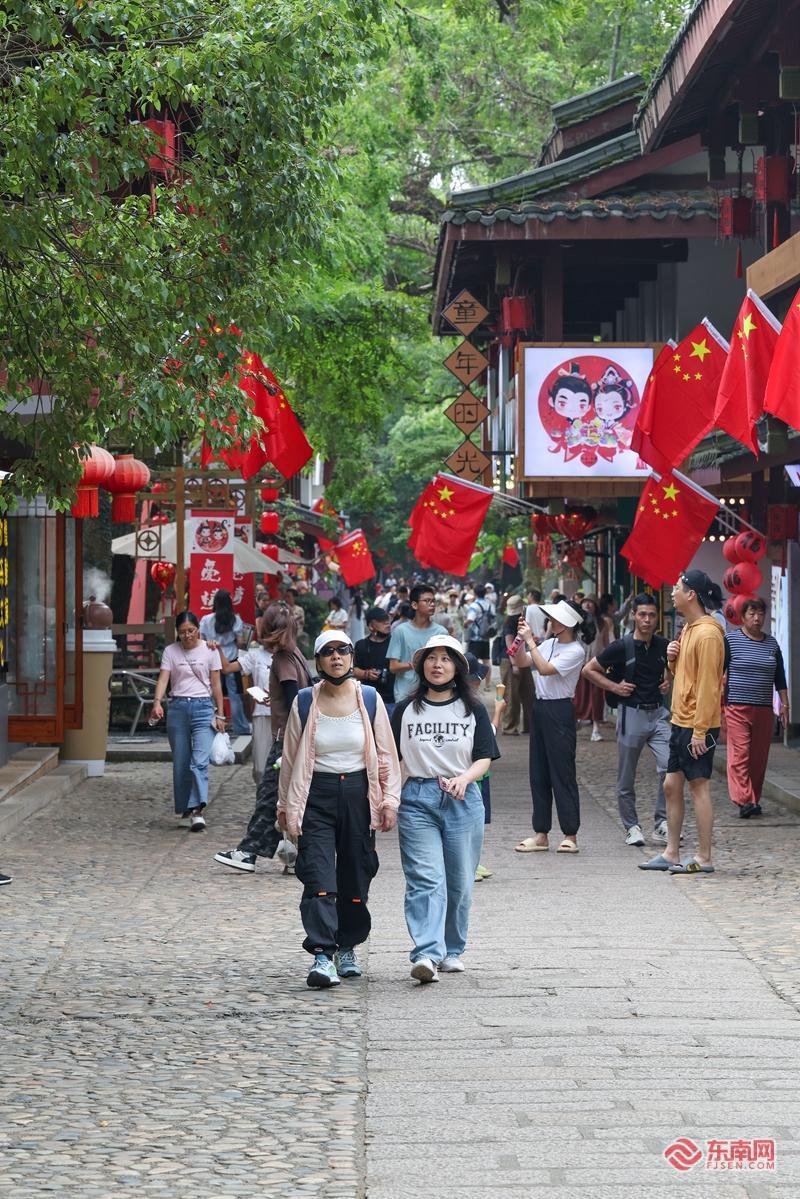 全心服务武夷山迎来旅游高峰(图1)
