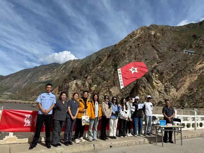 高原遇暖光！“双节”甘孜的“贴心服务”治愈游客旅途每一刻(图2)
