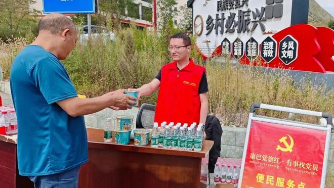 高原遇暖光！“双节”甘孜的“贴心服务”治愈游客旅途每一刻(图1)