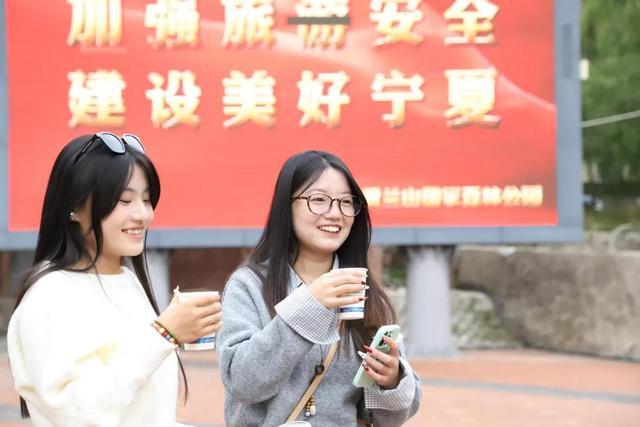 熊猫体育网站：国庆长假秋雨至贺兰山国家森林公园“暖心服务”护航游客畅游雨境(图4)