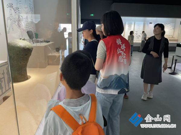 镇博：“国庆”文明旅游氛围浓厚志愿者撑起文旅服务“暖心伞”(图1)