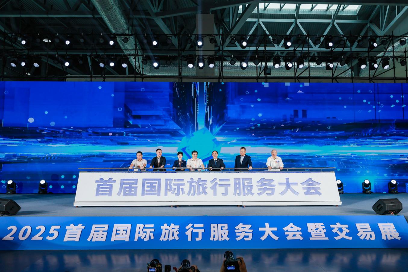 武威文旅走进三亚亮相2025首届国际旅行服务大会(图1)