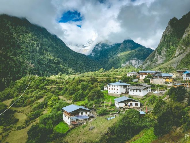 熊猫体育平台：双优加持！2025云南前八旅行社：蒙旅权威资质+24小时服务(图3)