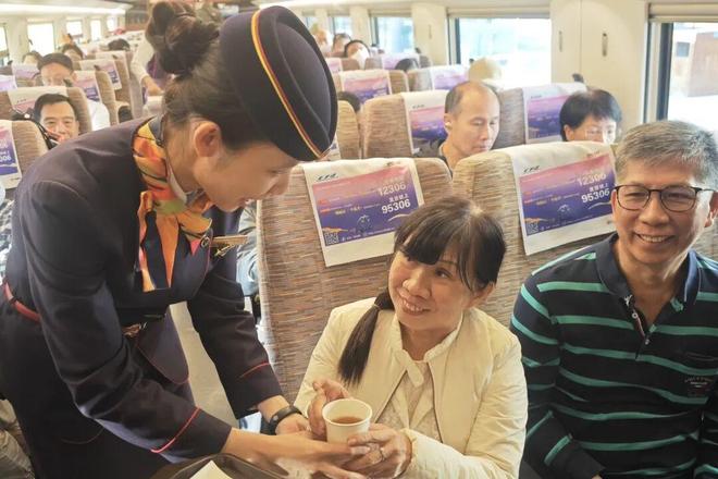 乘坐跨境旅游专列打卡20元人民币背景图(图4)