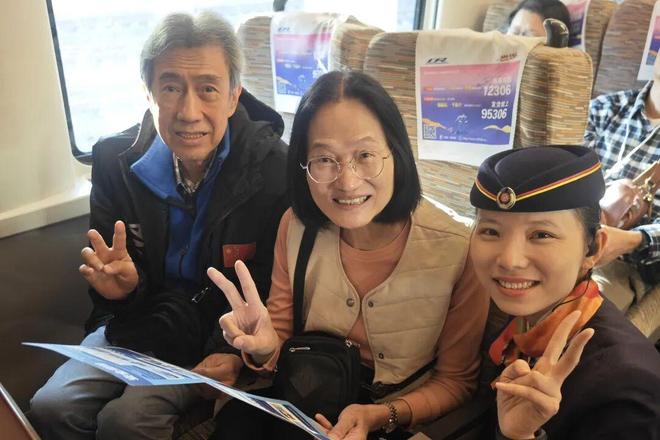 乘坐跨境旅游专列打卡20元人民币背景图(图3)