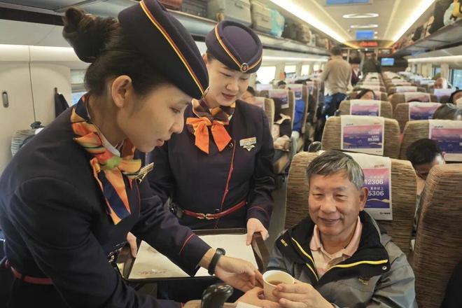 乘坐跨境旅游专列打卡20元人民币背景图(图2)