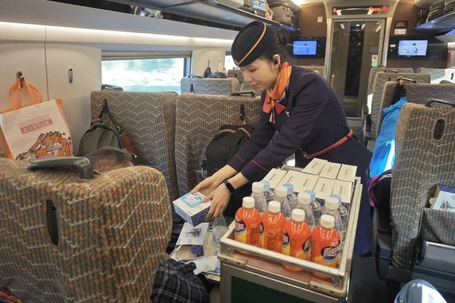 乘坐跨境旅游专列打卡20元人民币背景图(图6)