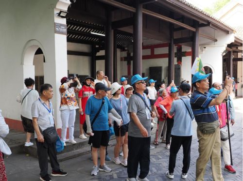 退休旅游新方式温暖银发族领头雁旅行社以特色服务赋能幸福出行(图1)