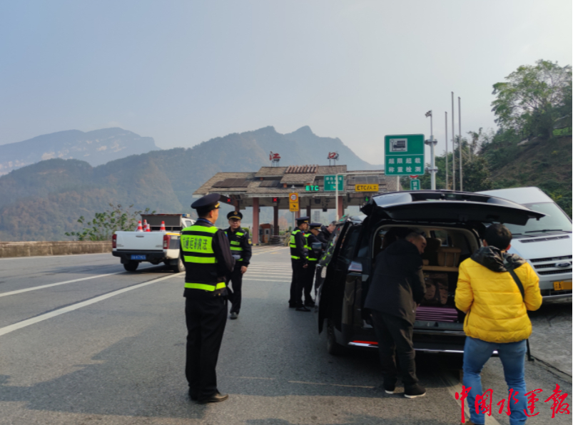 重庆交通执法部门持续打击非法营运护航冬季旅客安全出行(图1)