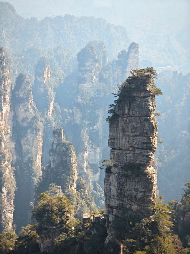 张家界5日定制游报价多少钱？5天4晚旅游含机票+酒店花费攻略！(图2)