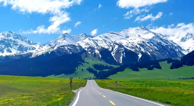 2026新疆正规旅行社精选：伊犁喀什阿勒泰环线旅游包车定制服务！(图1)